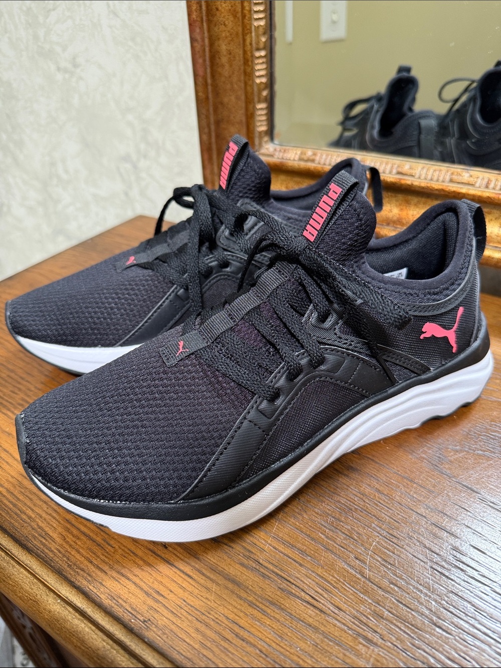 Puma Womens Softride Black Sneakers with Pink Logo Accents. Size 8.